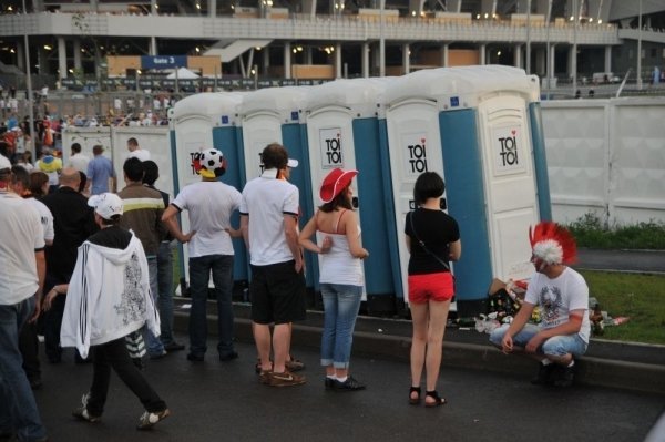 Футбольні фани у Львові пісяли під стадіоном, бродили по калюжах і матюкалися. ФОТО 