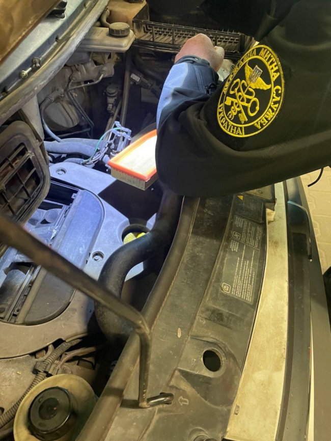 В «Устилузі» затримали водія, який намагався провезти наркотики в повітряному фільтрі  буса. ФОТО