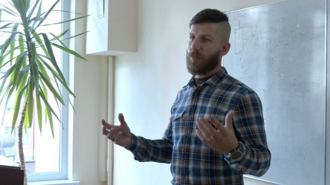 «Не кожен може бути військовим психологом»: у Луцьку відбулась зустріч ветерана війни зі студентами