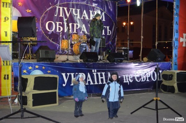 Щедрування на Євромайдані в Луцьку: фаєр-шоу, політичний вертеп і танці. ФОТО