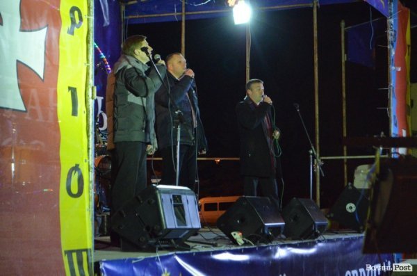 Щедрування на Євромайдані в Луцьку: фаєр-шоу, політичний вертеп і танці. ФОТО