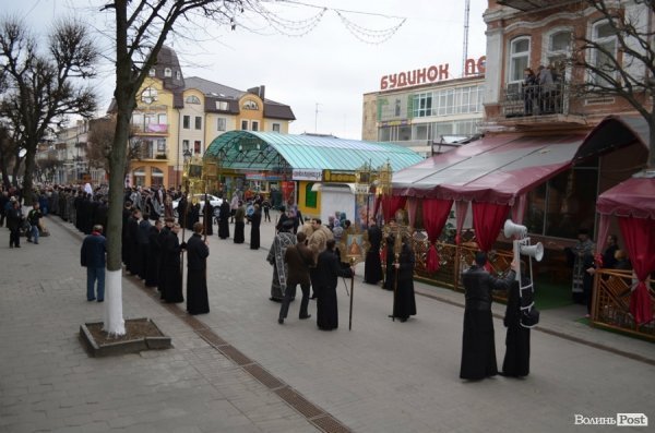 Під час хресної ходи у Луцьку окропили навіть мормонів