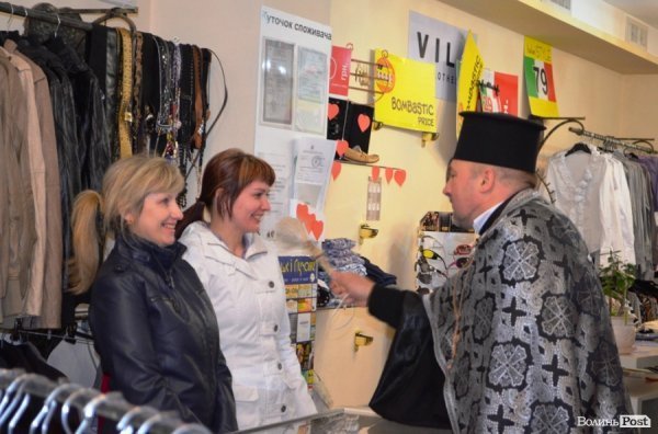 Під час хресної ходи у Луцьку окропили навіть мормонів