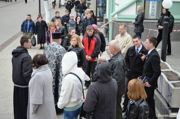 Під час хресної ходи у Луцьку окропили навіть мормонів
