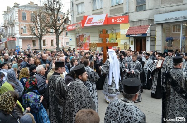 Під час хресної ходи у Луцьку окропили навіть мормонів