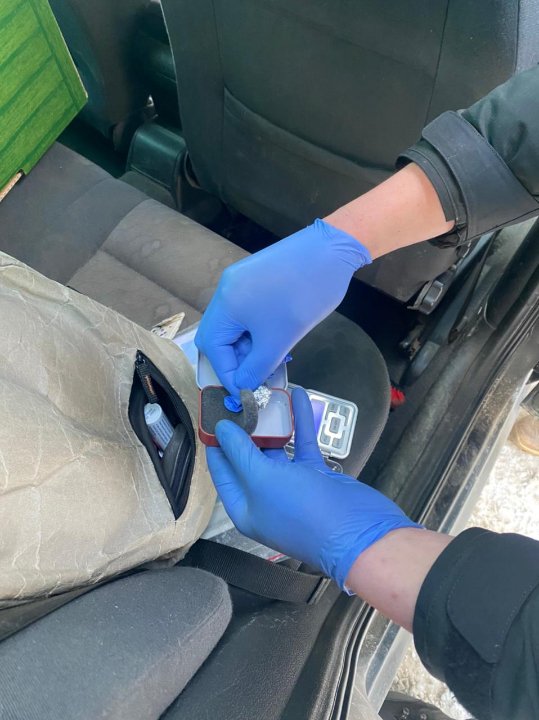 Через волинський кордон їхала жінка з наркотиками у коробці з-під цукерок. ФОТО