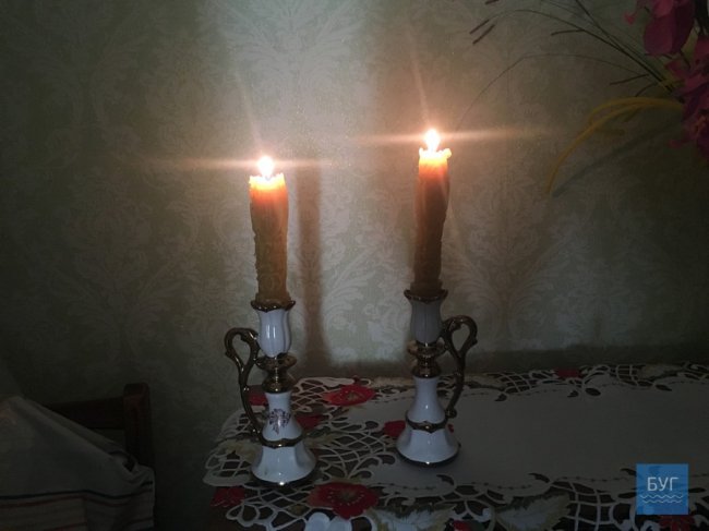Романтика свічок і зіпсоване м'ясо: мешканці будинку в Нововолинську уже 5 днів сидять без світла