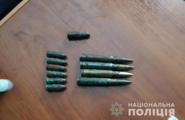 Волинські поліцейські під час обшуків у будинках двох чоловіків знайшли наркотики і боєприпаси
