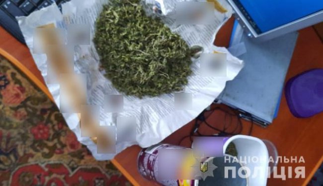 Волинські поліцейські під час обшуків у будинках двох чоловіків знайшли наркотики і боєприпаси