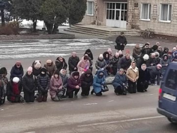 На Волині навколішки зустріли загиблого захисника Олександра Іваненка. ВІДЕО