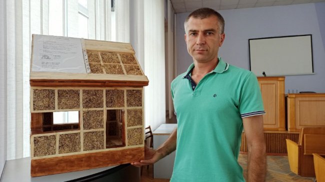 В Луцькій райраді презентували технологію будівництва осель з соломи. ФОТО