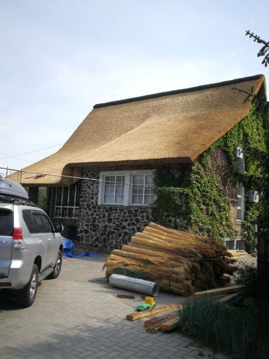 В Луцькій райраді презентували технологію будівництва осель з соломи. ФОТО