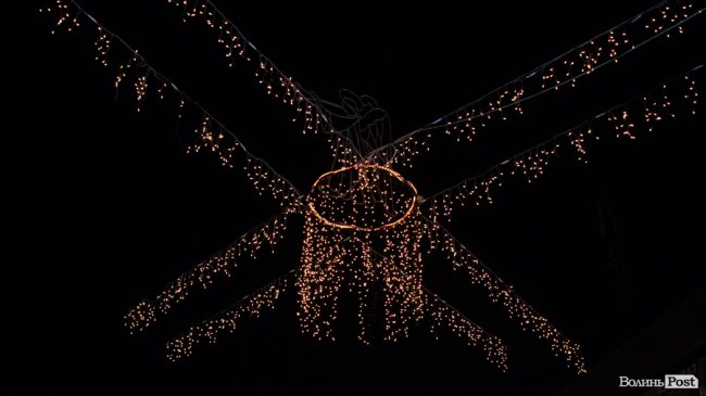 Святкові вогні вечірнього Луцька. ФОТО