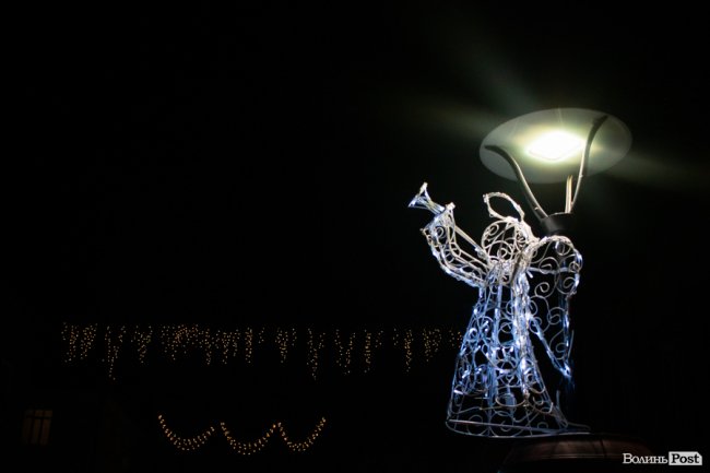 Святкові вогні вечірнього Луцька. ФОТО