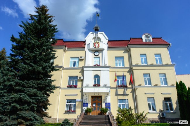 Мерія ледь не спалахнула, а в тролейбуса з’їхали «роги»: як над Луцьком вперше піднімали синьо-жовтий стяг