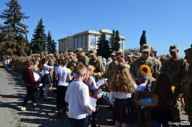 «Вітаємо вдома»:  Луцьк зустрів військових авіаторів. ФОТО