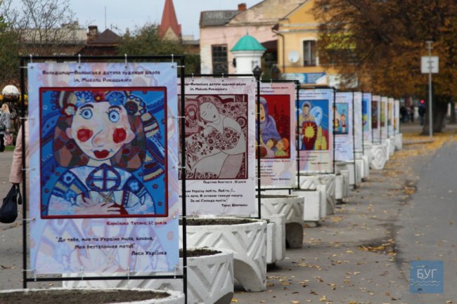 На площі у Володимирі-Волинському експонують художні роботи школярів. ФОТО