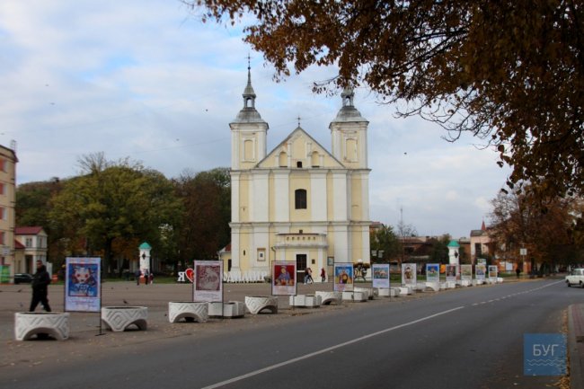 На площі у Володимирі-Волинському експонують художні роботи школярів. ФОТО