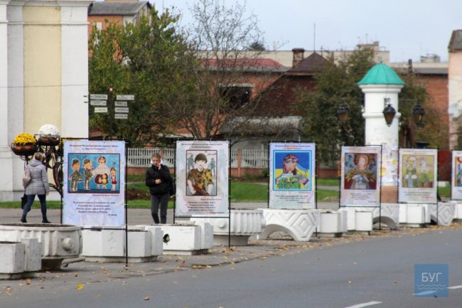 На площі у Володимирі-Волинському експонують художні роботи школярів. ФОТО