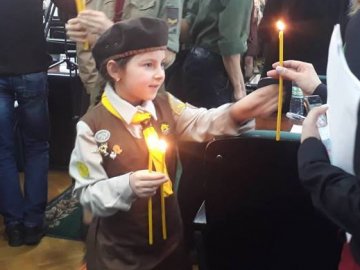 Пластуни передали луцьким депутатам Вифлеємський вогонь