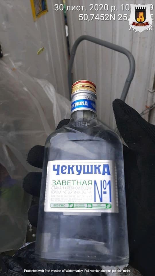 У Луцьку викрили жінку, яка торгувала на ринку сурогатом. ФОТО