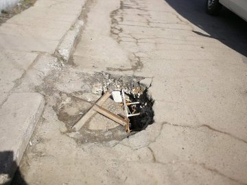 Небезпечна яма: волиняни скаржаться на аварійний люк