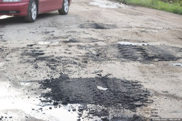 У місті на Волині асфальт кладуть у калюжі. ФОТО. ВІДЕО
