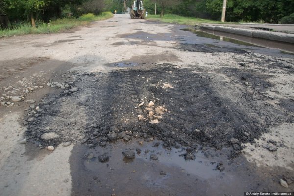 У місті на Волині асфальт кладуть у калюжі. ФОТО. ВІДЕО