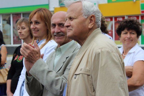 Митець Карлос Гарсiа Лаос подарував лучанам скульптуру. ФОТО