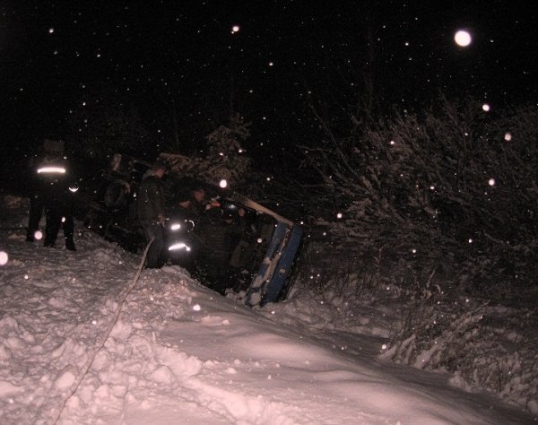 Вантажівка з фургоном злетіли в кювет. ФОТО