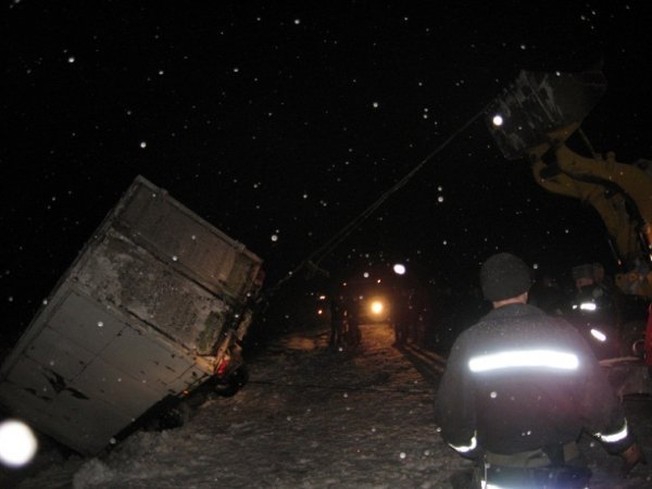 Вантажівка з фургоном злетіли в кювет. ФОТО