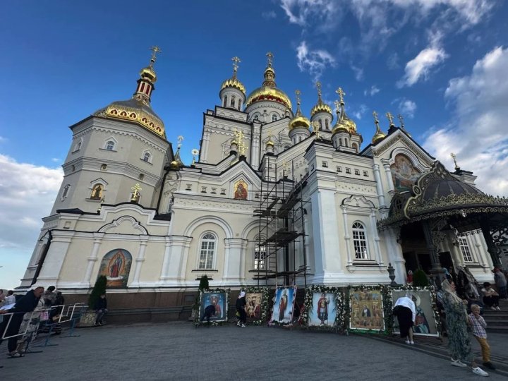 «Ракети запускає диявол, а не росія»: що зараз відбувається у Почаївській лаврі. ВІДЕО