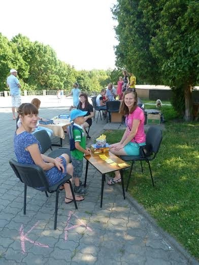 У Луцьку просто неба грали настільні ігри. ФОТО