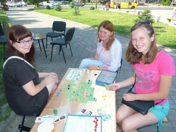 У Луцьку просто неба грали настільні ігри. ФОТО