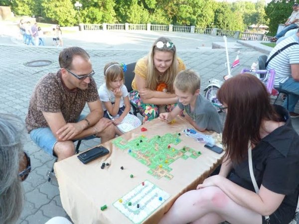У Луцьку просто неба грали настільні ігри. ФОТО