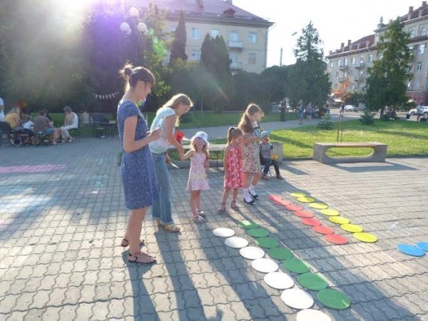 У Луцьку просто неба грали настільні ігри. ФОТО