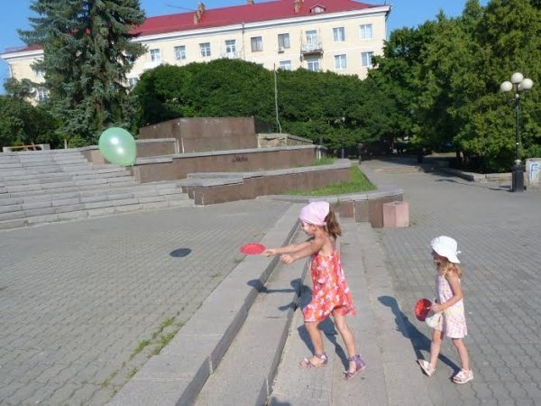 У Луцьку просто неба грали настільні ігри. ФОТО