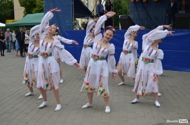 Від мініатюрних тістечок до величезних гойдалок: у центрі Луцька – свято професійної освіти. ФОТО