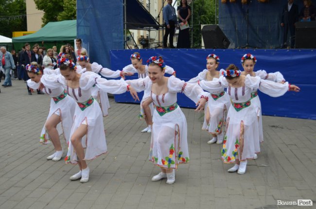 Від мініатюрних тістечок до величезних гойдалок: у центрі Луцька – свято професійної освіти. ФОТО