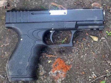 У Луцьку двоє чоловіків залишили пістолет на дитячому майданчику. ФОТО