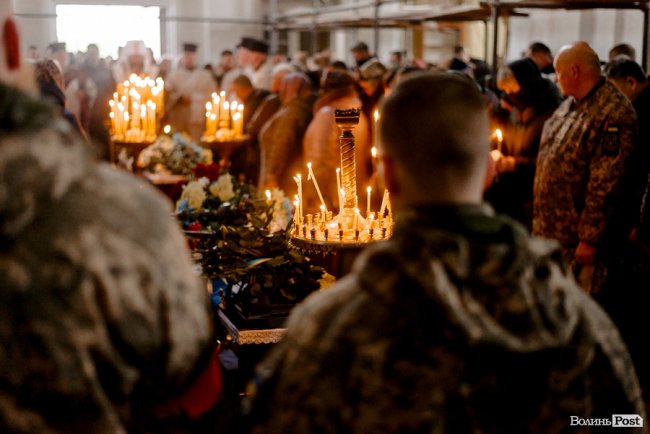 «Їх ми з честю поховаємо, а завтра підемо в бій»: Луцьк попрощався з воїнами Павлом Хомиком та Віктором Коханюком