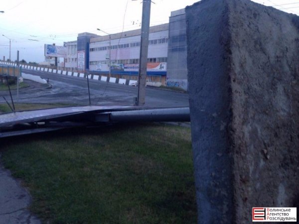 Через сильний вітер у Луцьку впав білборд. ФОТО