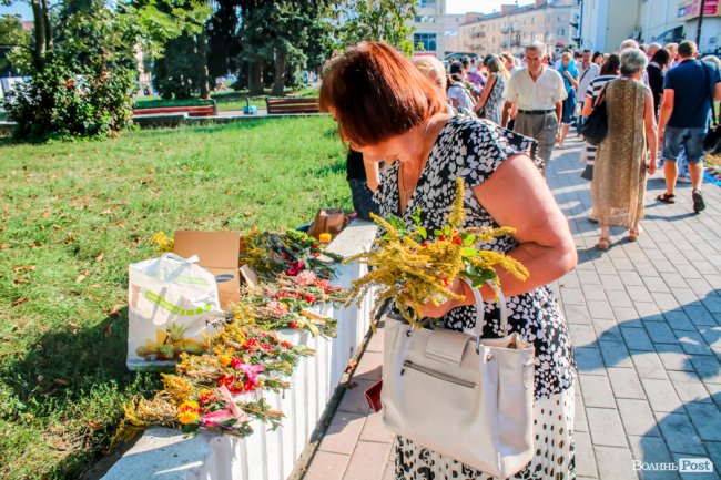 Різнобарв’я квітів та запашний мед: як у Луцьку святять «маковійчики». ФОТО