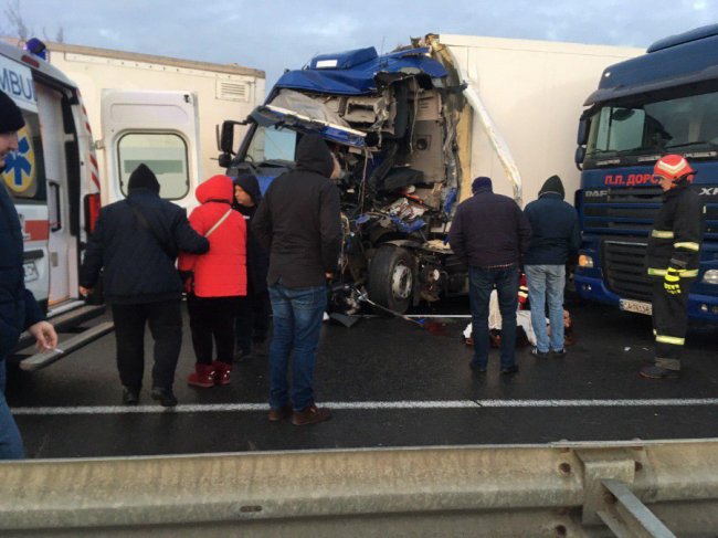 На трасі «Київ-Одеса» через ожеледицю зіткнулися 10 автівок і автобус: є постраждалі. ФОТО