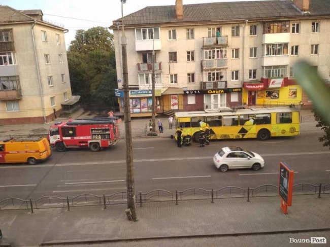 У Луцьку загорівся тролейбус. ФОТО