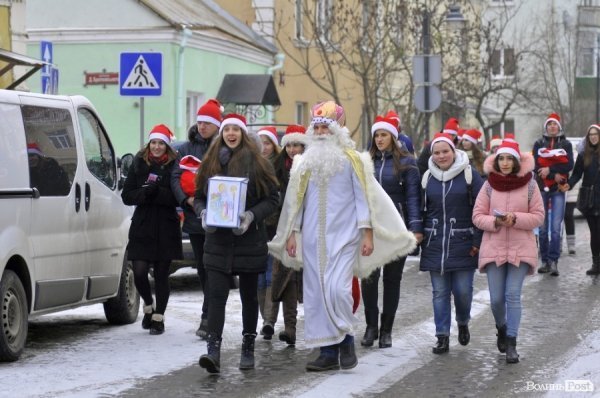 Луцьком пройшов парад помічників Святого Миколая