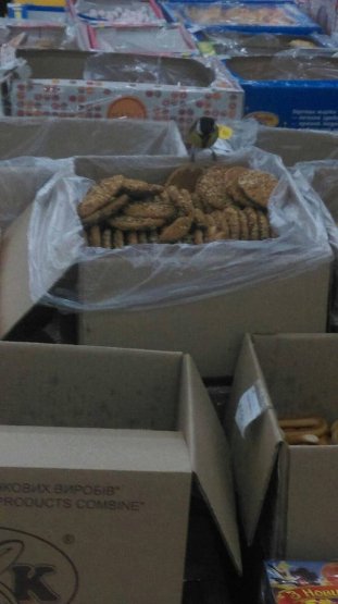 Печиво в луцькому супермаркеті «обс*рають» пташки, – соцмережі. ФОТО