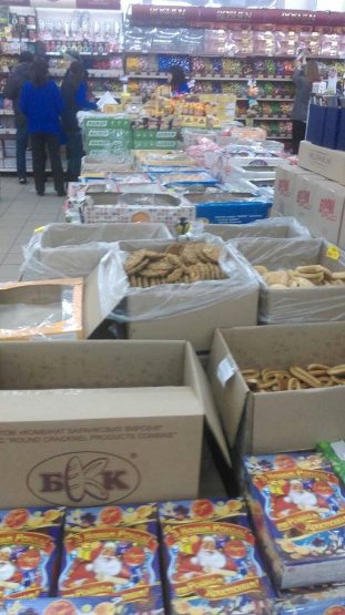 Печиво в луцькому супермаркеті «обс*рають» пташки, – соцмережі. ФОТО