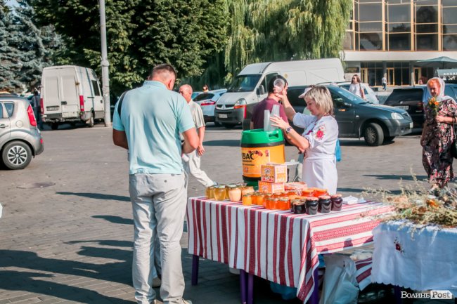 Різнобарв’я квітів та запашний мед: як у Луцьку святять «маковійчики». ФОТО