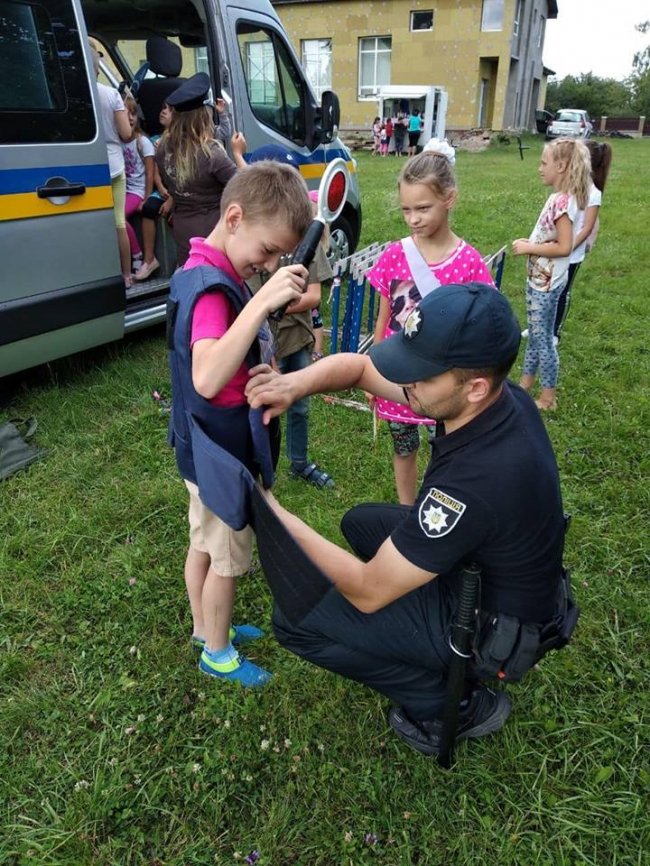 У волинському селі поліцейські влаштували свято для малят